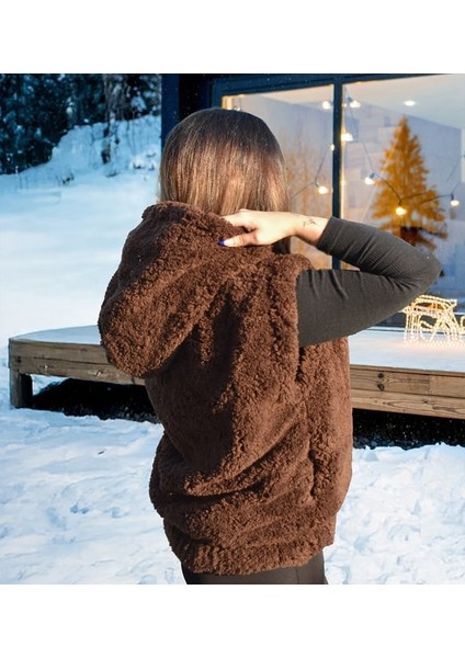 Harika Peluş Kışın Sıcak Şıklığı: Peluş Yelek ve Şapka Kombini