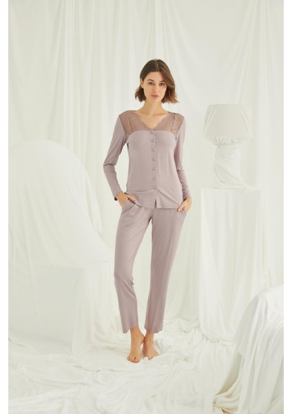 Kadın Yakası Kolu ve Omzu Dantelli Boydan Düğmeli Pijama Takımı