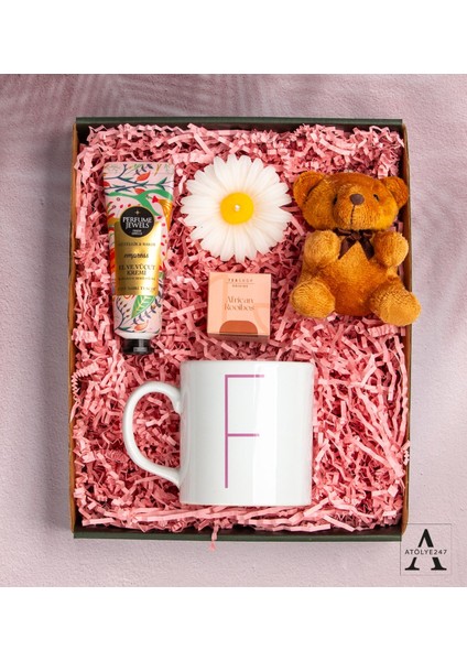 Kişiye Özel Pembe Düşler Hediye Seti- Papatya Mum- Eyüp Sabri Tuncer El Kremi- Teashop Müslin Çay- Beyaz Harf Baskılı Seramik Kupa- Ayıcık Anahtarlık