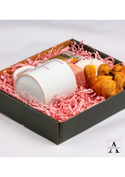 Kişiye Özel Pembe Düşler Hediye Seti- Papatya Mum- Eyüp Sabri Tuncer El Kremi- Teashop Müslin Çay- Beyaz Harf Baskılı Seramik Kupa- Ayıcık Anahtarlık fiyatları