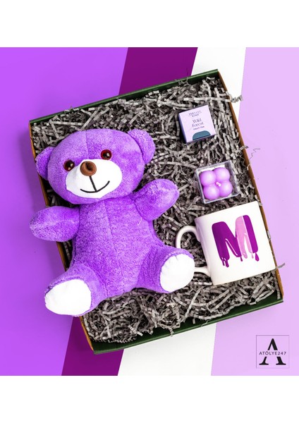 Kişiye Özel Morun Gücü Hediye Seti- Mor Peluş Ayıcık- Harf Baskılı Beyaz Seramik Kupa- Teashop Müslin Çay- Mor Bubble Mum