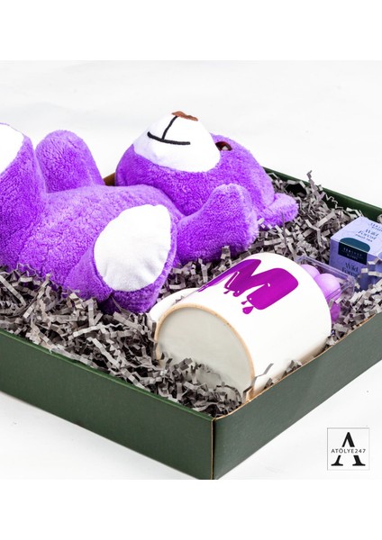 Kişiye Özel Morun Gücü Hediye Seti- Mor Peluş Ayıcık- Harf Baskılı Beyaz Seramik Kupa- Teashop Müslin Çay- Mor Bubble Mum fiyatları