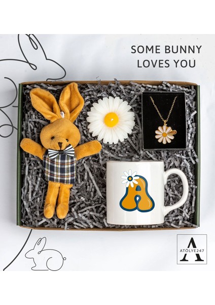 Kişiye Özel Tavşan Hediye Seti- Tavşan Anahtarlık- Papatya Mum- Papatya Kolye- Harf Baskılı Beyaz Seramik Kupa