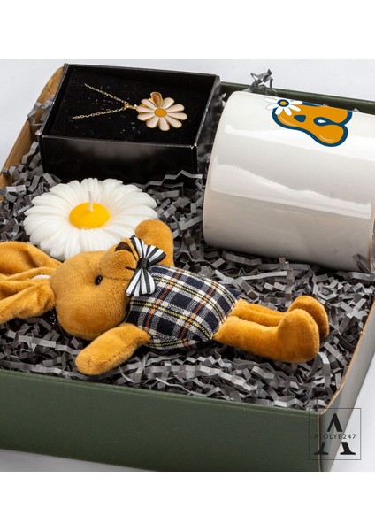 Kişiye Özel Tavşan Hediye Seti- Tavşan Anahtarlık- Papatya Mum- Papatya Kolye- Harf Baskılı Beyaz Seramik Kupa fiyatları