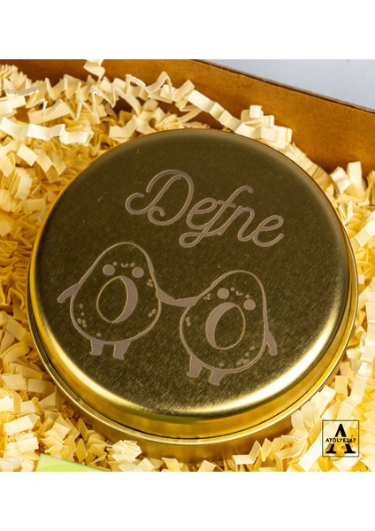 Kişiye Özel Best Friends Avokado Hediye Seti- Baskılı Teneke Mum - Özel Tasarım Avokado Baskılı Porselen Kupa - Muslin Çay - Eyüp Sabri Tuncer El ve Vücüt Kremi modelleri