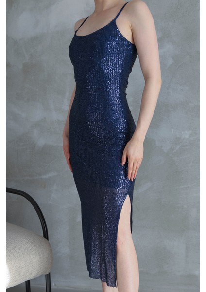 Kadın Lacivert Payetli Göğüs ve Sırt Dekolteli Ince Askılı Yandan Yırtmaçlı Abiye Elbise fiyatları