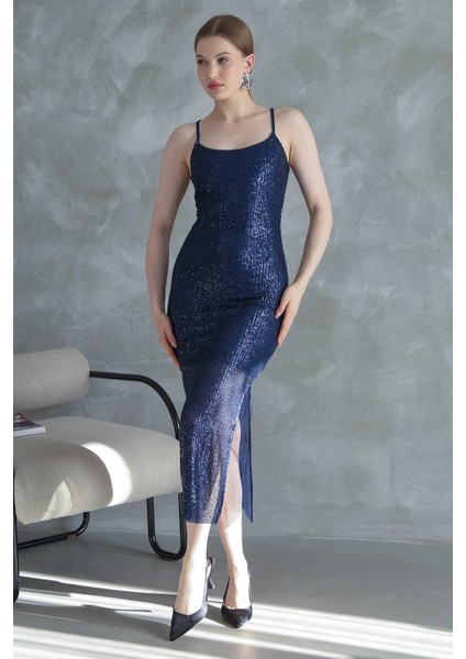 Kadın Lacivert Payetli Göğüs ve Sırt Dekolteli Ince Askılı Yandan Yırtmaçlı Abiye Elbise modelleri