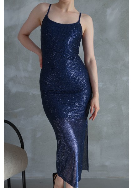 Kadın Lacivert Payetli Göğüs ve Sırt Dekolteli Ince Askılı Yandan Yırtmaçlı Abiye Elbise fırsatları