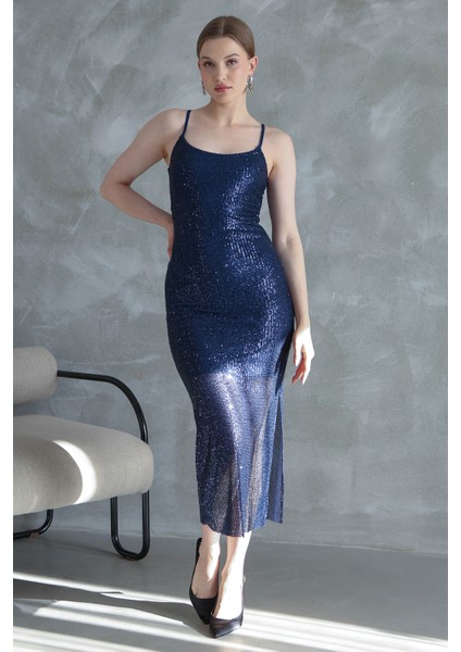 Kadın Lacivert Payetli Göğüs ve Sırt Dekolteli Ince Askılı Yandan Yırtmaçlı Abiye Elbise indirimleri