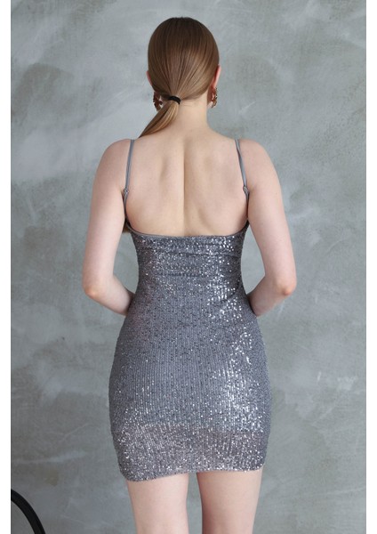 Kadın Payetli Göğüs ve Sırt Dekolteli Ince Askılı Yandan Mini Abiye Elbise