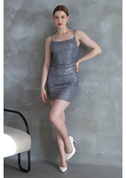 Kadın Payetli Göğüs ve Sırt Dekolteli Ince Askılı Yandan Mini Abiye Elbise modelleri