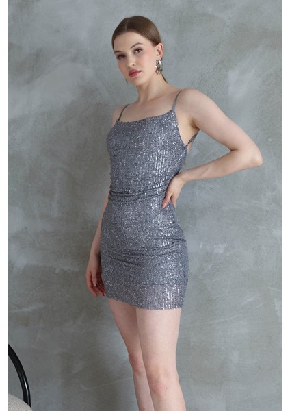Kadın Payetli Göğüs ve Sırt Dekolteli Ince Askılı Yandan Mini Abiye Elbise fırsatları