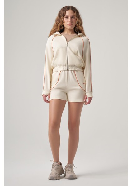 Benet Ekru Biye Detaylı, Nakışlı Relaxed Fit Şort fırsatları