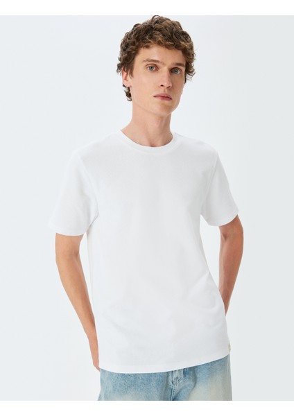 Bisiklet Yaka Kısa Kollu Etiket Detaylı Basic T-Shirt