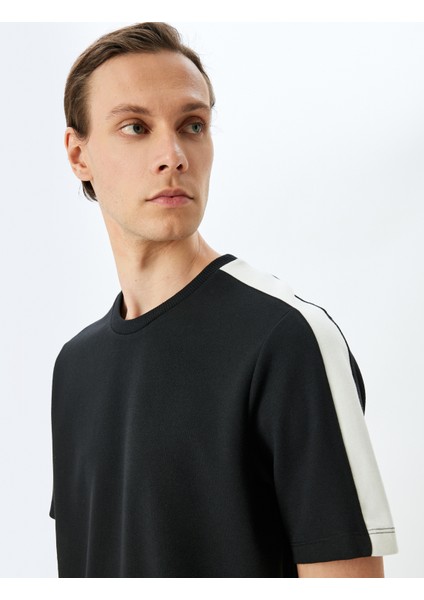 Şerit Detaylı Regular Fit Pamuk Karışımlı Bisiklet Yaka Kısa Kollu T-Shirt