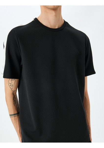 Şerit Detaylı Regular Fit Pamuk Karışımlı Bisiklet Yaka Kısa Kollu T-Shirt