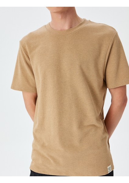 Bisiklet Yaka Kısa Kollu Etiket Detaylı Basic T-Shirt indirimleri