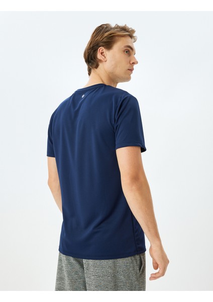 Bisiklet Yaka Baskı Detaylı Kısa Kollu Basic Spor T-Shirt fırsatları