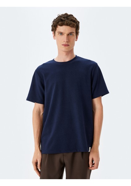 Bisiklet Yaka Kısa Kollu Etiket Detaylı Basic T-Shirt