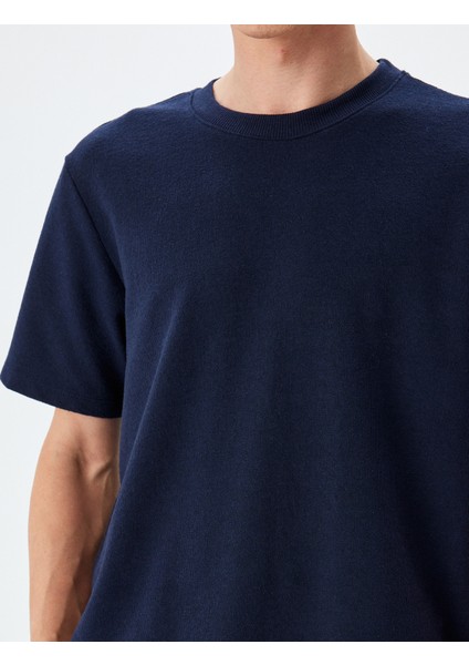 Bisiklet Yaka Kısa Kollu Etiket Detaylı Basic T-Shirt