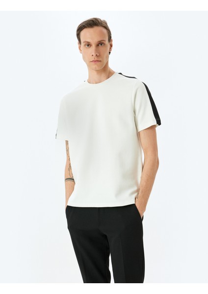 Şerit Detaylı Regular Fit Pamuk Karışımlı Bisiklet Yaka Kısa Kollu T-Shirt
