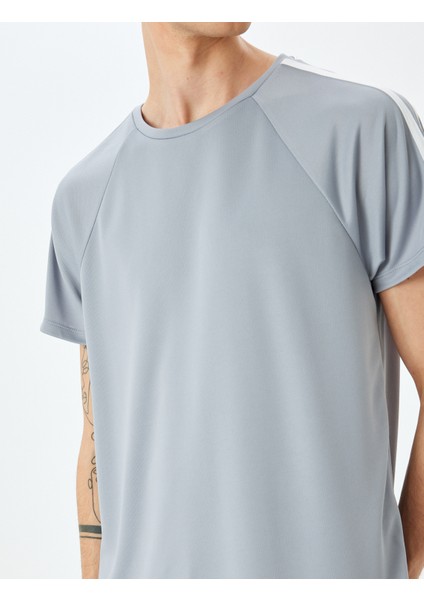 Bisiklet Yaka Biyeli Kısa Kollu Spor T-Shirt indirimleri