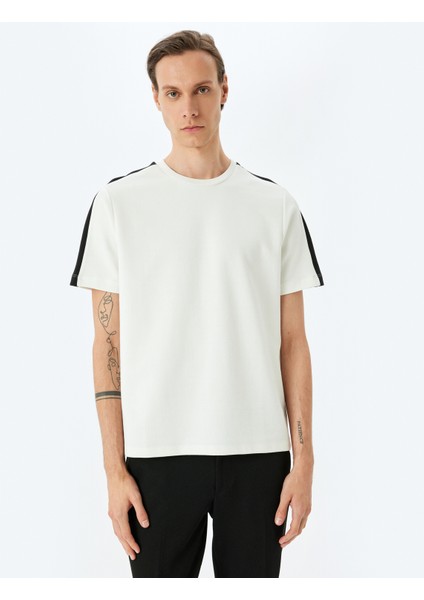 Şerit Detaylı Regular Fit Pamuk Karışımlı Bisiklet Yaka Kısa Kollu T-Shirt