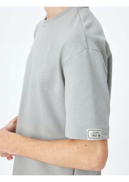 Kısa Kollu Etiket Detaylı Pamuk Karışımlı Bisiklet Yaka Oversize T-Shirt