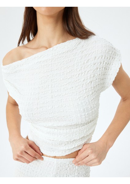 Kolsuz Dokulu Asimetrik Yaka Crop Üst indirimleri