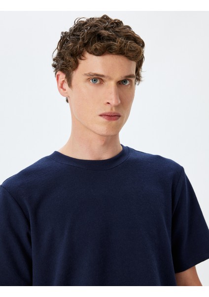 Bisiklet Yaka Kısa Kollu Etiket Detaylı Basic T-Shirt