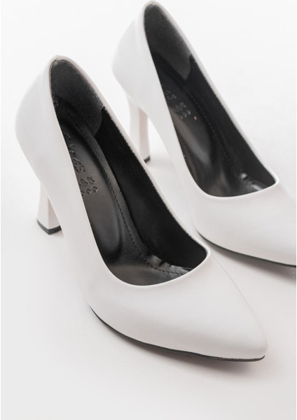 ST-001 Beyaz Rugan Günlük 9 cm Topuklu Bayan Stiletto Ayakkabı modelleri