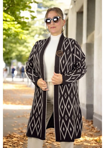 Baklava Desenli Broş Detaylı Uzun Kollu Şal Yaka Büyük Beden Triko Hırka