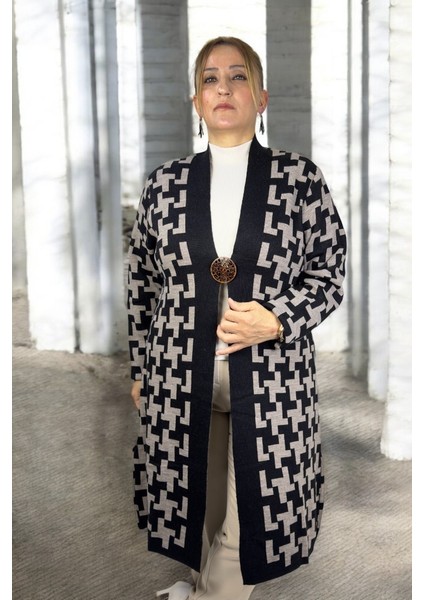 Geometrik Desenli Broş Detaylı Uzun Kollu Şal Yaka Büyük Beden Triko Hırka