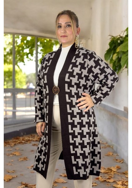 Geometrik Desenli Broş Detaylı Uzun Kollu Şal Yaka Büyük Beden Triko Hırka