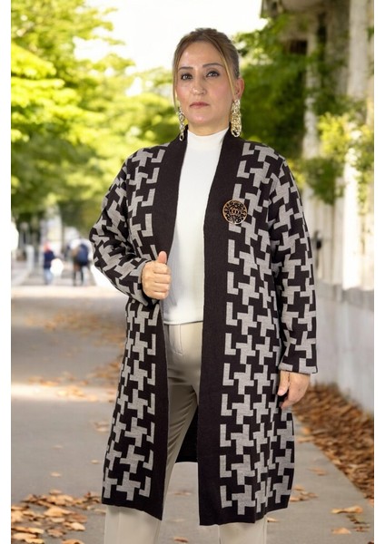 Geometrik Desenli Broş Detaylı Uzun Kollu Şal Yaka Büyük Beden Triko Hırka fiyatları