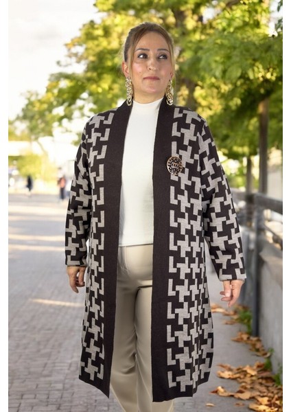 Geometrik Desenli Broş Detaylı Uzun Kollu Şal Yaka Büyük Beden Triko Hırka modelleri