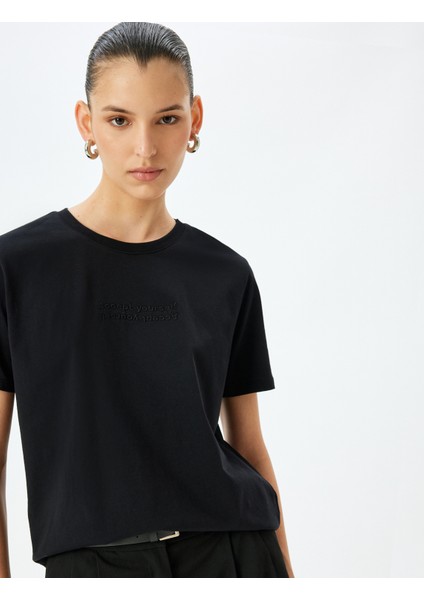 Bisiklet Yaka Nakış Detaylı Kısa Kollu Pamuklu Basic T-Shirt
