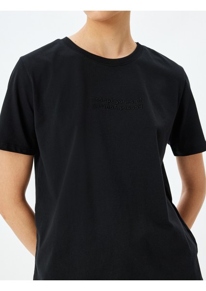 Bisiklet Yaka Nakış Detaylı Kısa Kollu Pamuklu Basic T-Shirt
