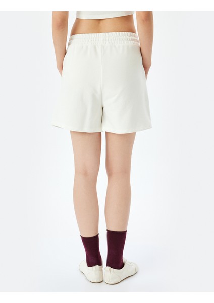 Nakış Detaylı Beli Bağcıklı Cepli Şort fırsatları