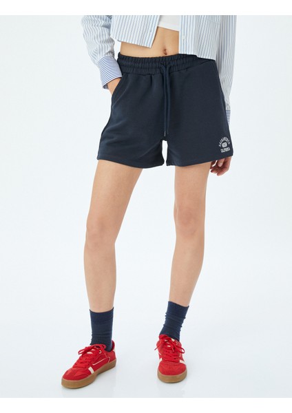 Beli Bağcıklı Kolej Nakışlı Cepli Mini Şort modelleri