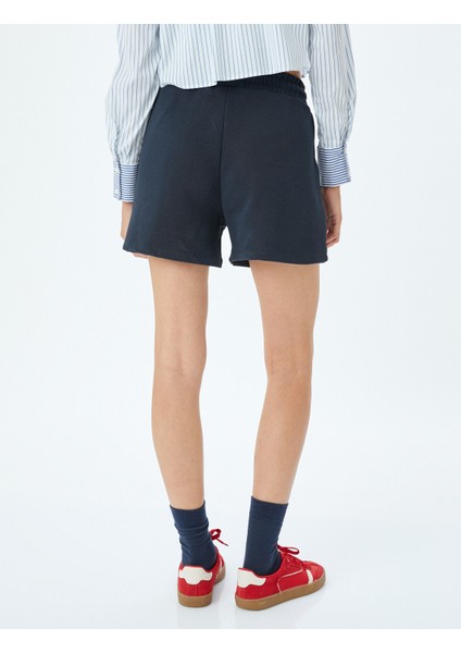 Beli Bağcıklı Kolej Nakışlı Cepli Mini Şort fırsatları