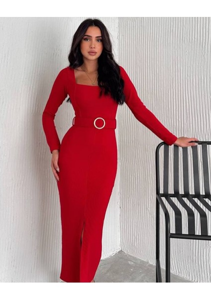 Kırmızı Kare Yaka Kemerli Yırtmaç Detaylı Kalem Elbise