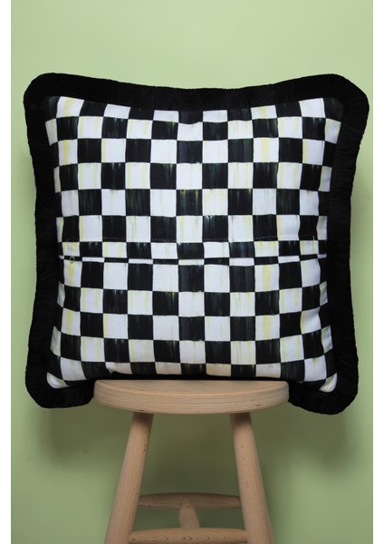 Siyah Püsküllü Dama Desen 43 x 43 cm Kare Kırlent Kılıfı