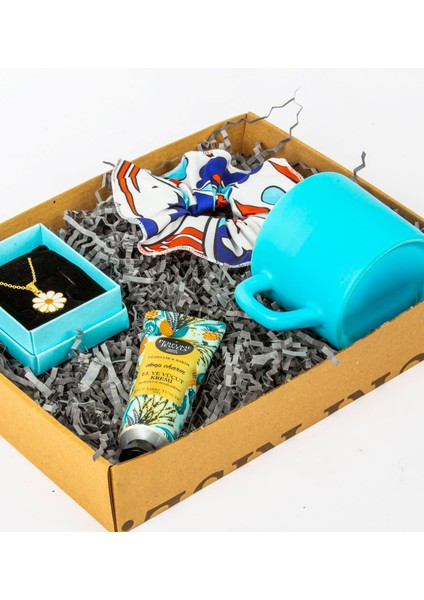 Kişiye Özel Hediye Kutusu - Desenli Toka - Kişiye Özel Harf Baskılı Kupa - Eyüp Sabri Tuncer El ve Vücüt Kremi - Papatya Kolye fiyatları