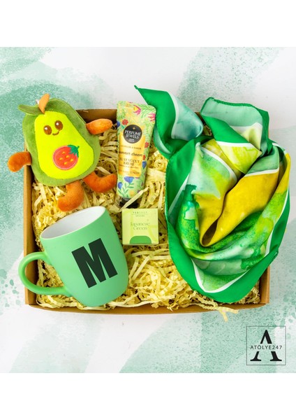 Kişiye Özel Hediye Seti - Avokado Anahtarlık - Kişiye Özel Harf Baskılı Kupa - Eyüp Sabri Tuncer El ve Vücüt Kremi - Muslin Çay - Desenli Fular