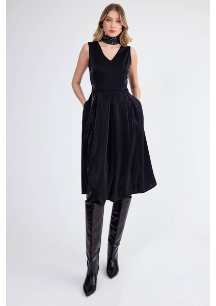 V Yaka Pileli Beli Kuşaklı Parlak Kumaş Elbise