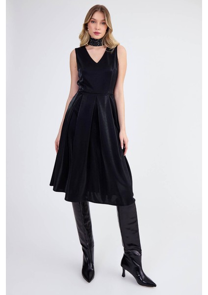 V Yaka Pileli Beli Kuşaklı Parlak Kumaş Elbise fırsatları