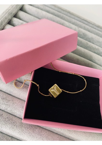 Çelik Kolye “Y” Küp 1x1 Cm. Harf Kolye Gold-Özel Kutusunda