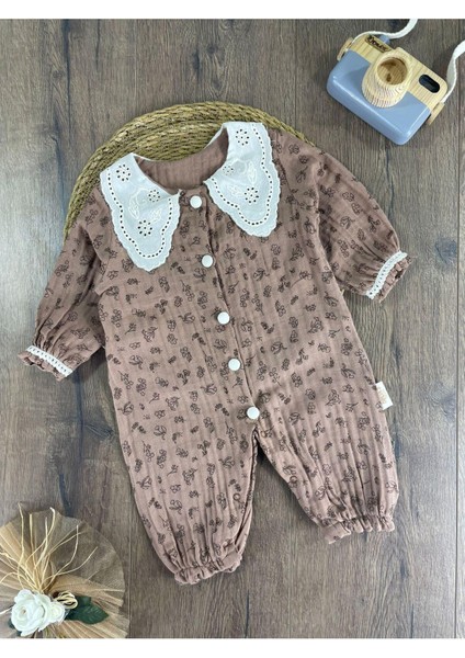 Müslin Kumaş Yaka Güpürlü Önden Düğmeli Alttan Çıtçıtlı Çiçek Desen Kız Bebek Tulum