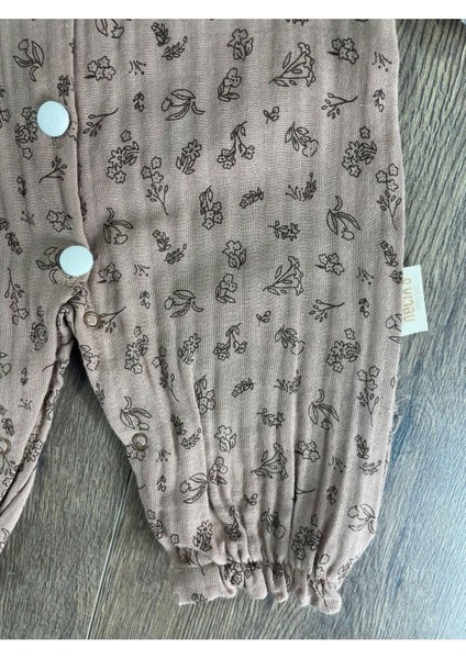 Müslin Kumaş Yaka Güpürlü Önden Düğmeli Alttan Çıtçıtlı Çiçek Desen Kız Bebek Tulum